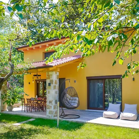 Natura With Jacuzzi Villa *