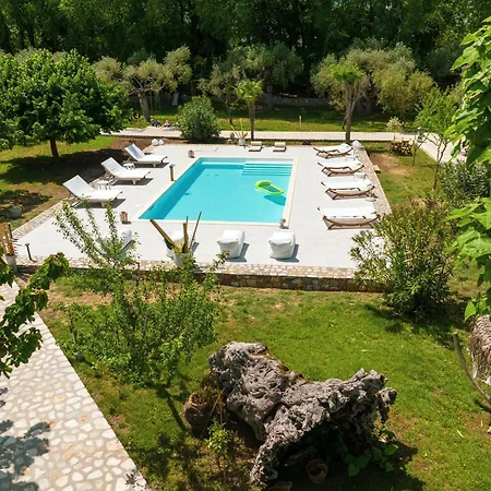 Natura With Jacuzzi Villa *